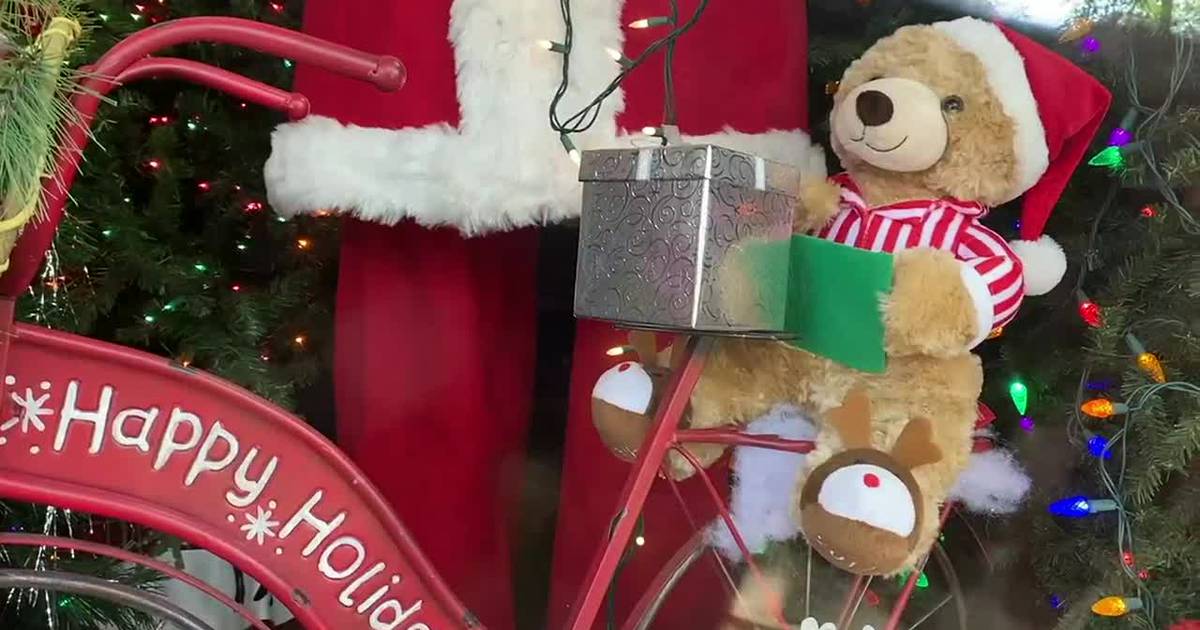 Lufkin family holds popular Christmas display for final time The East